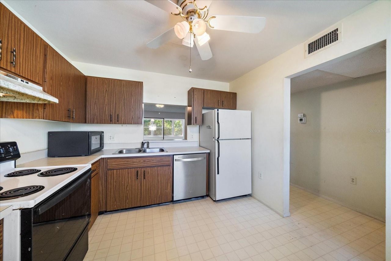 182 Pineneedle Drive, Bradenton, FL 34210 Photo