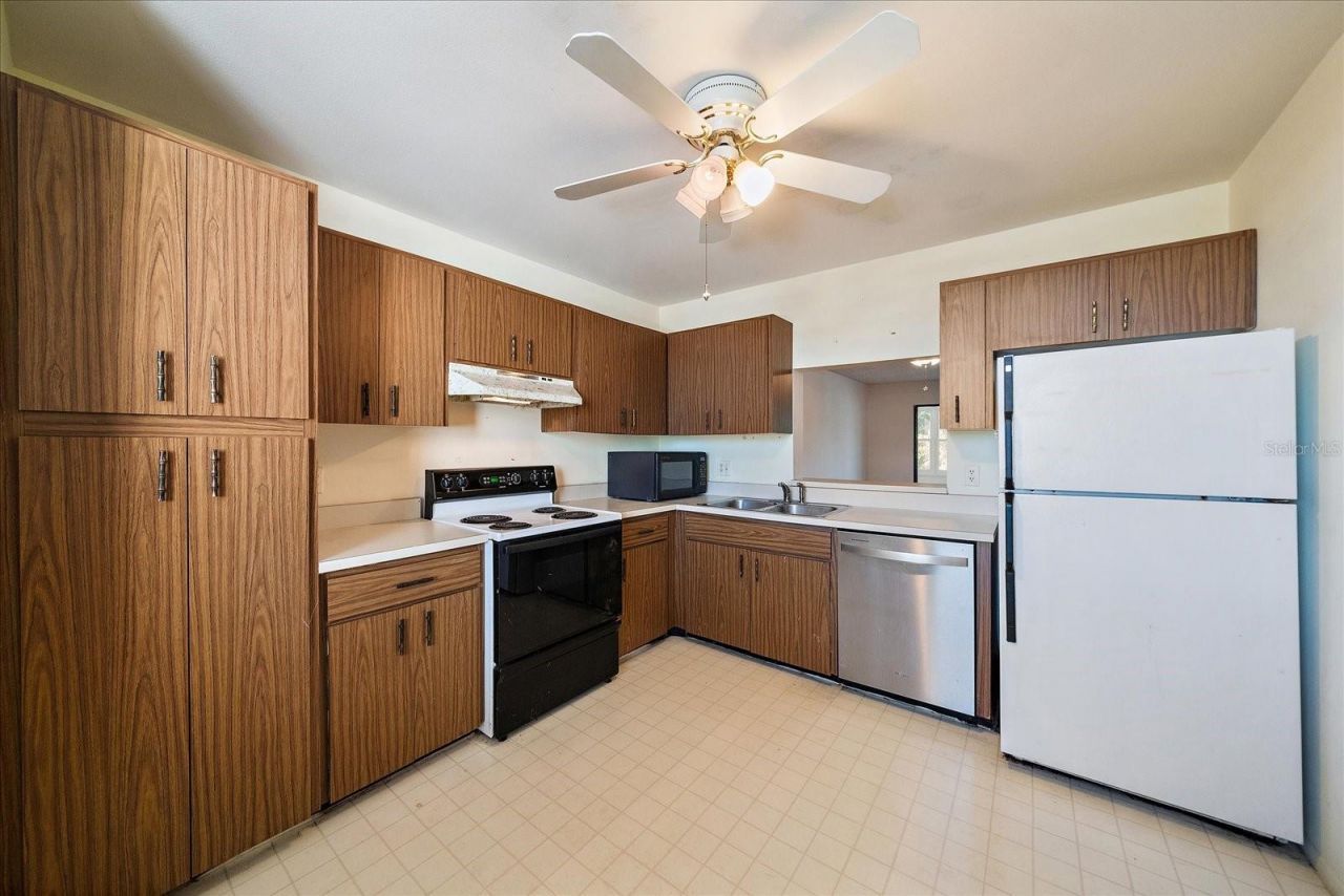 182 Pineneedle Drive, Bradenton, FL 34210 Photo