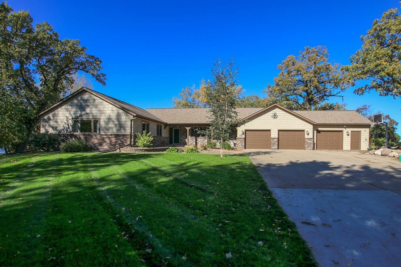 660 Lakewood Drive SW, Hutchinson, MN 55350