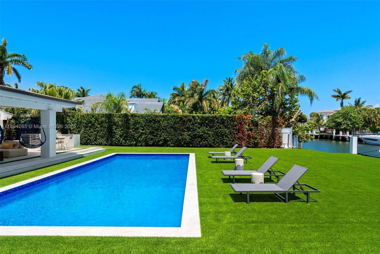 207 Holiday Dr, Hallandale Beach, FL 33009 Photo