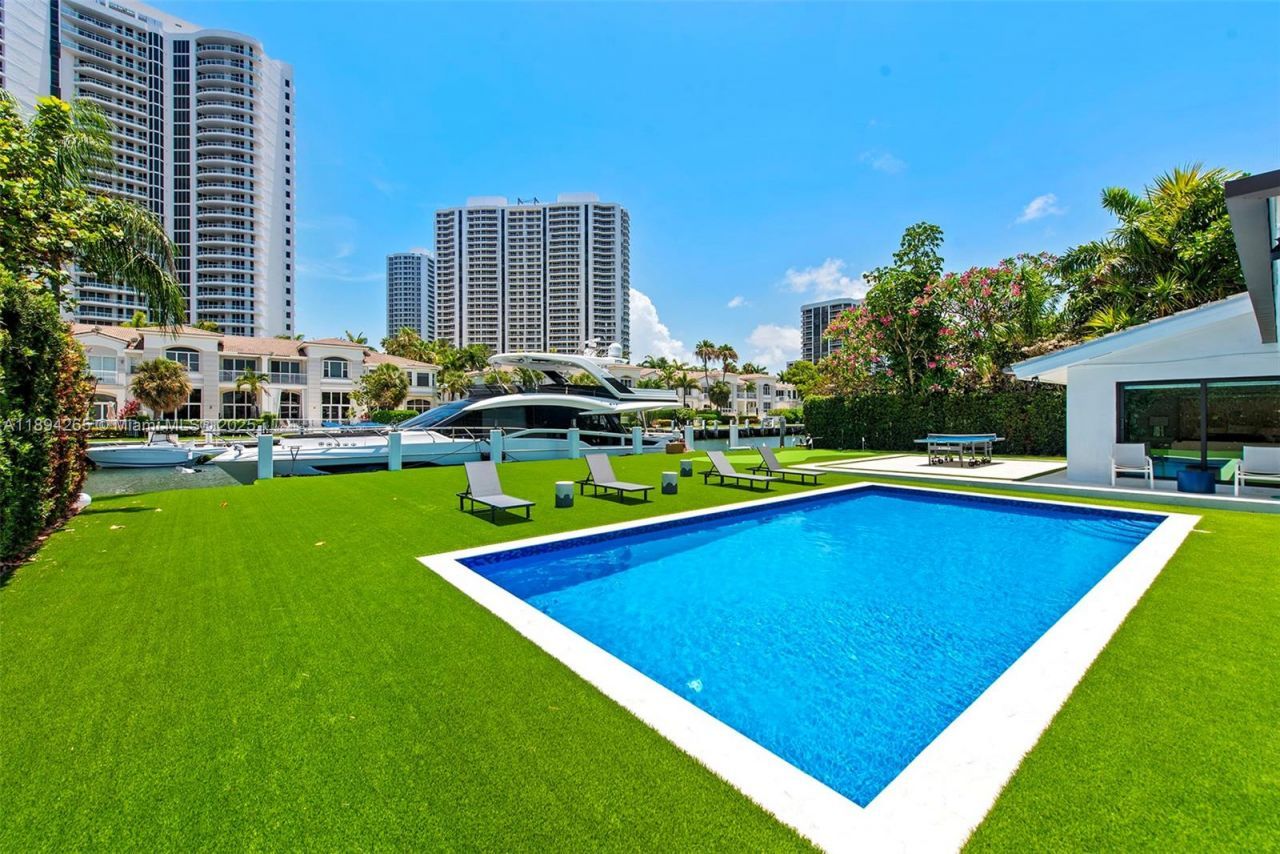 207 Holiday Dr, Hallandale Beach, FL 33009 Photo