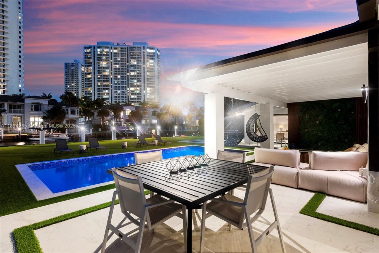 207 Holiday Dr, Hallandale Beach, FL 33009 Photo