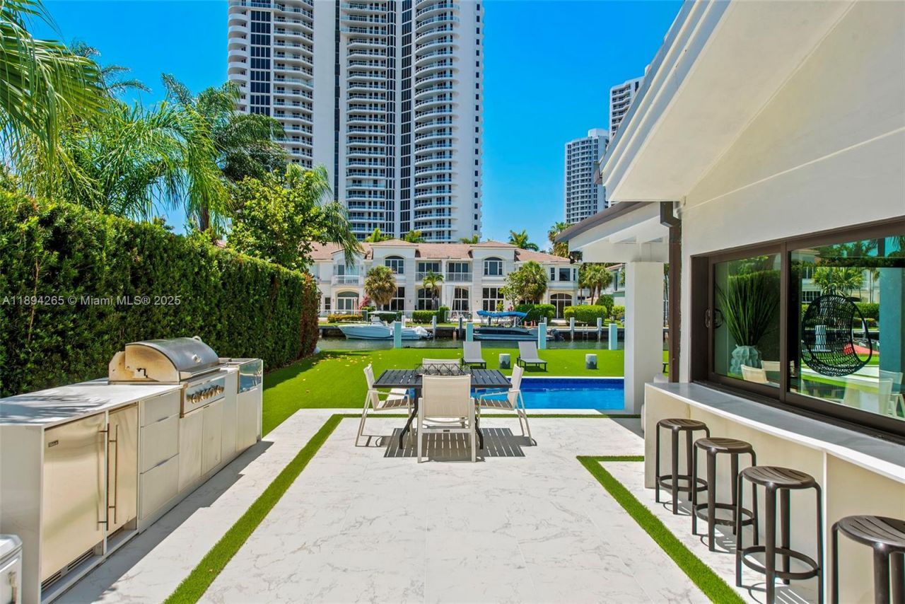 207 Holiday Dr, Hallandale Beach, FL 33009 Photo