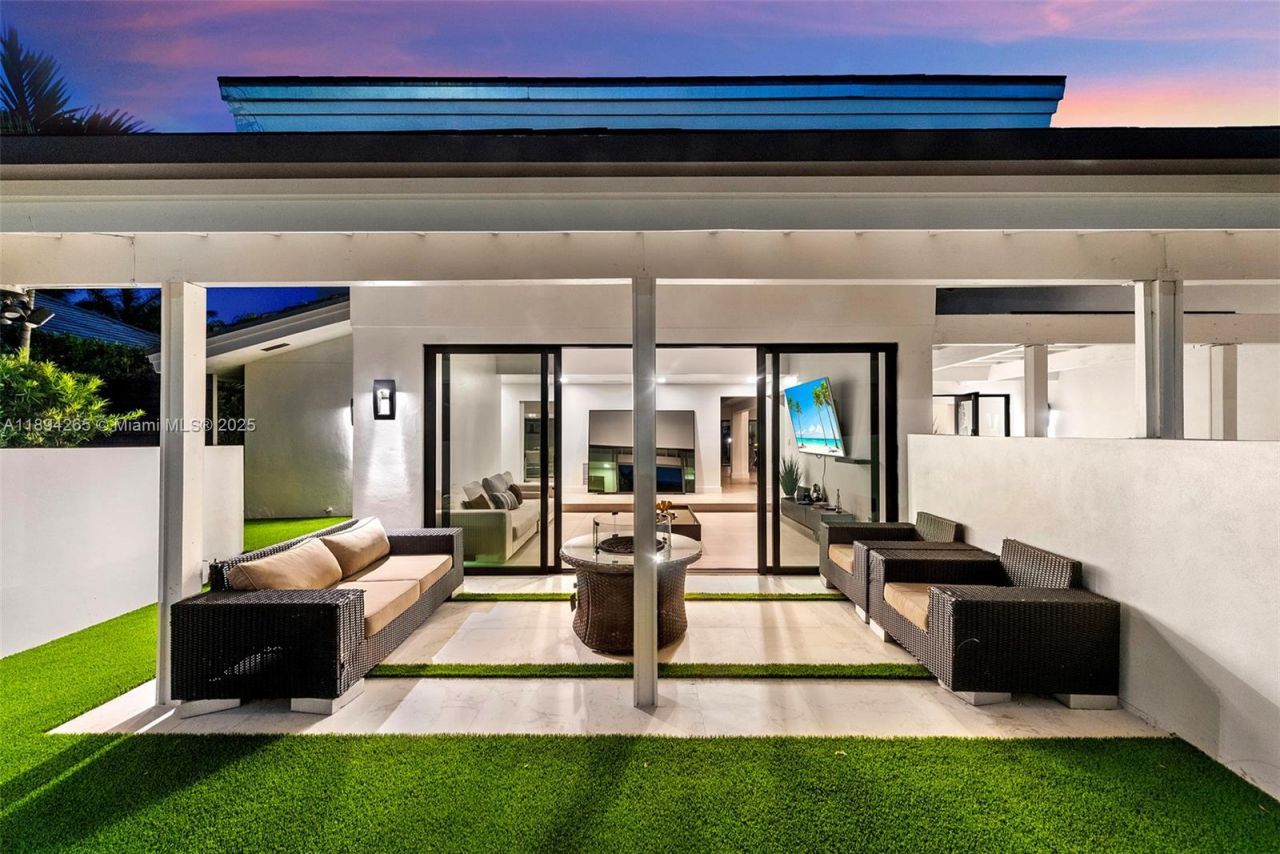 207 Holiday Dr, Hallandale Beach, FL 33009 Photo