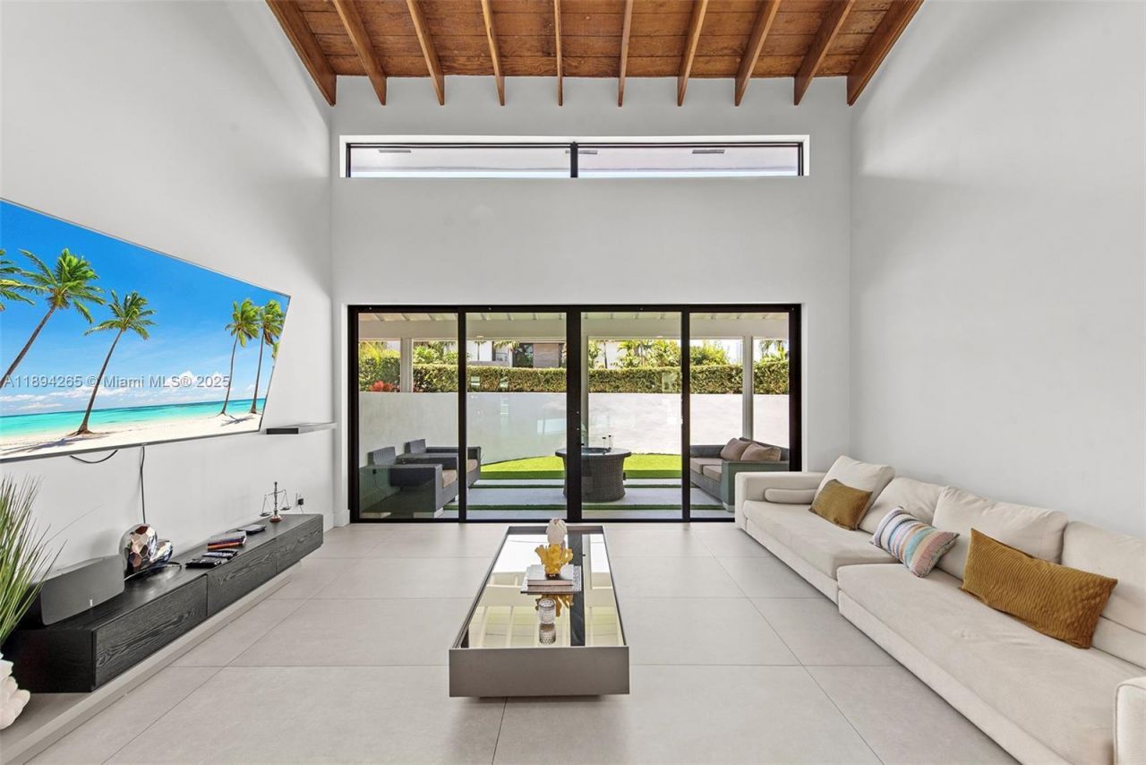 207 Holiday Dr, Hallandale Beach, FL 33009 Photo