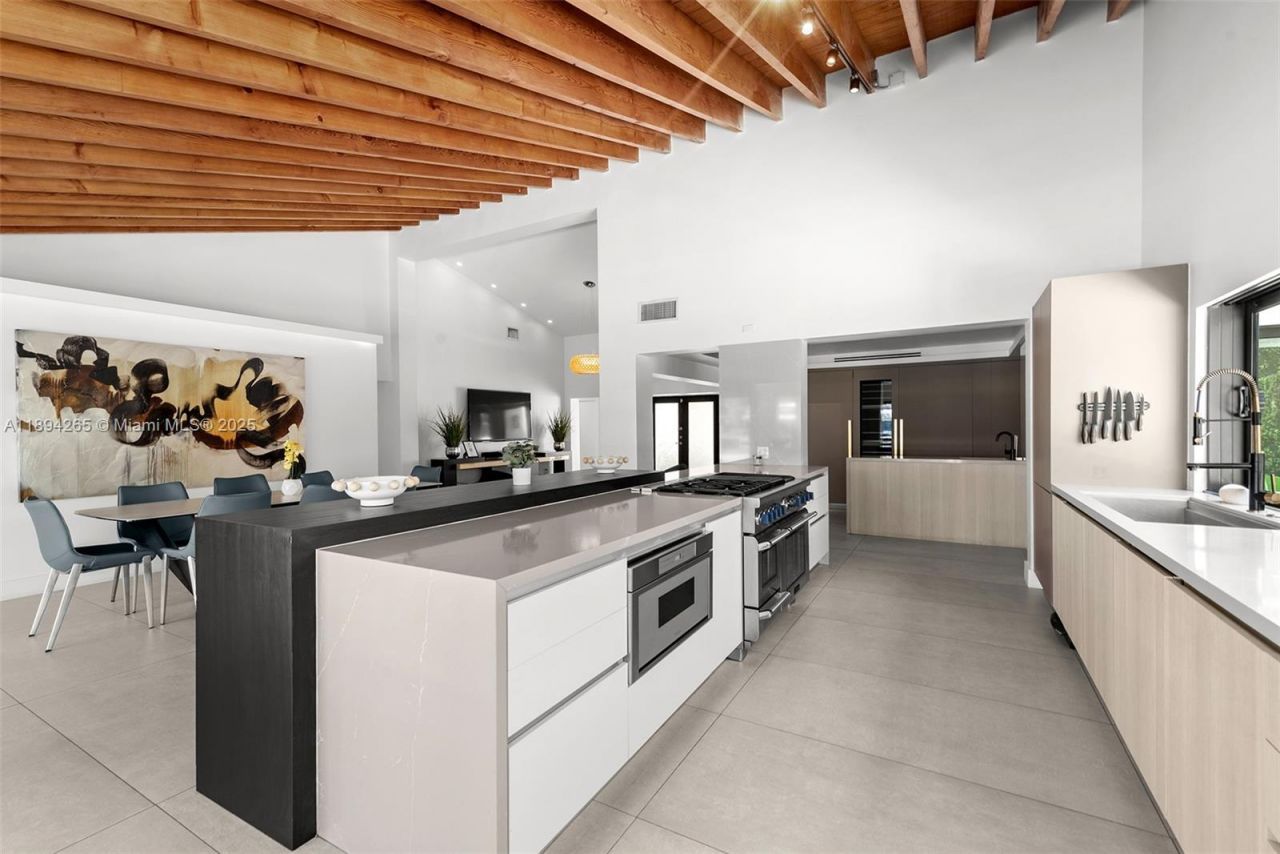 207 Holiday Dr, Hallandale Beach, FL 33009 Photo