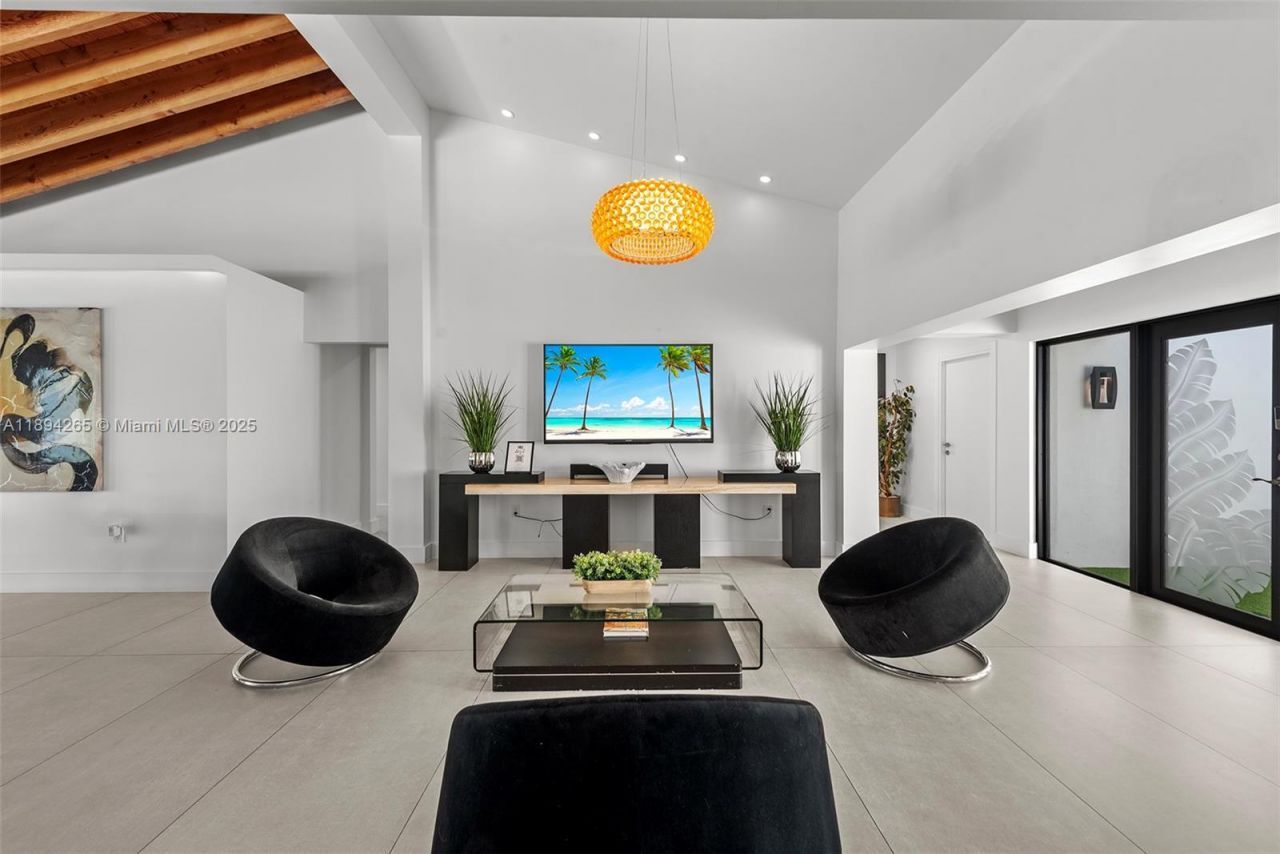 207 Holiday Dr, Hallandale Beach, FL 33009 Photo