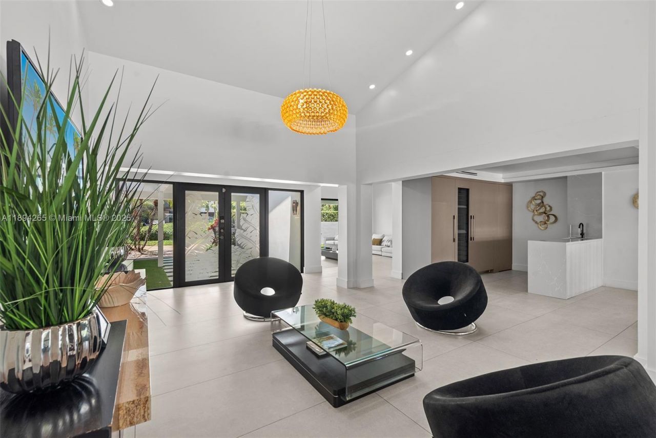 207 Holiday Dr, Hallandale Beach, FL 33009 Photo