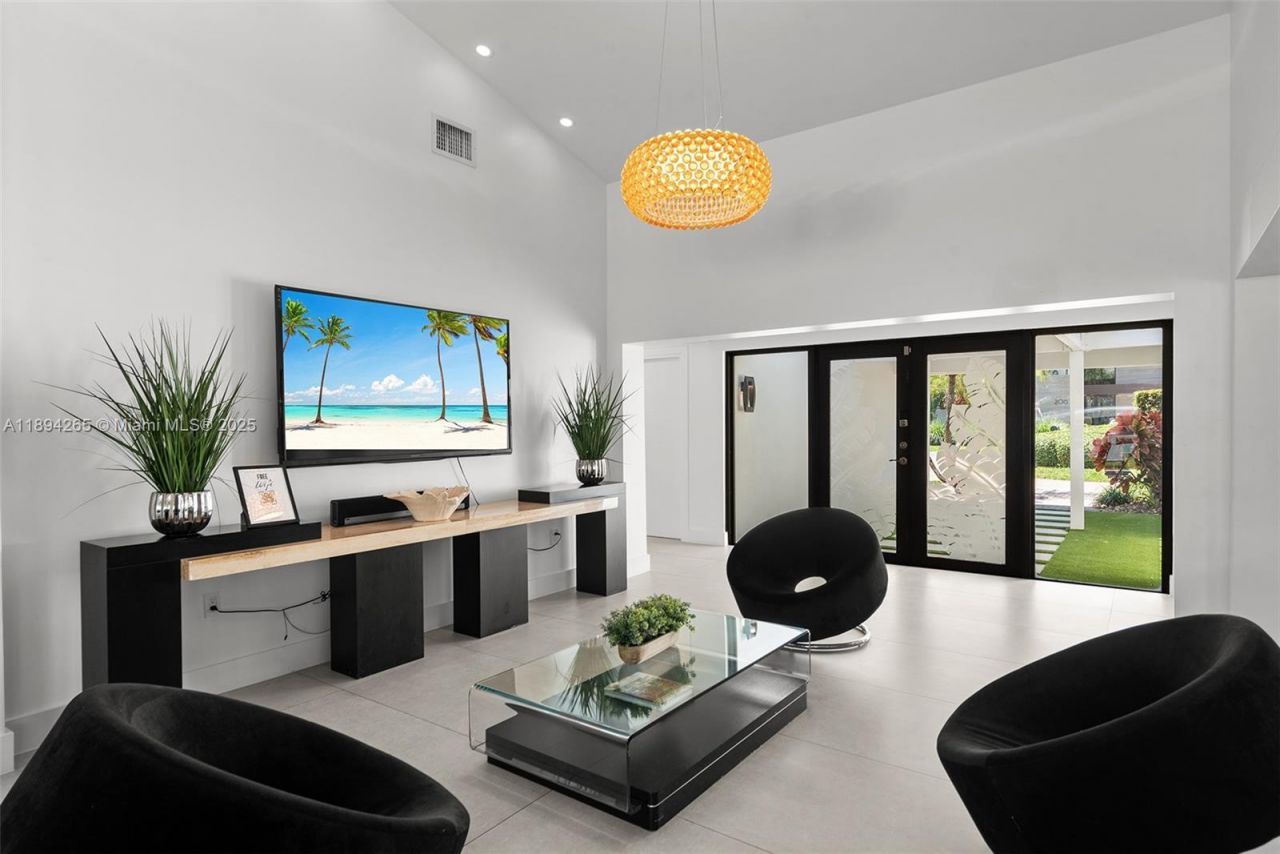 207 Holiday Dr, Hallandale Beach, FL 33009 Photo