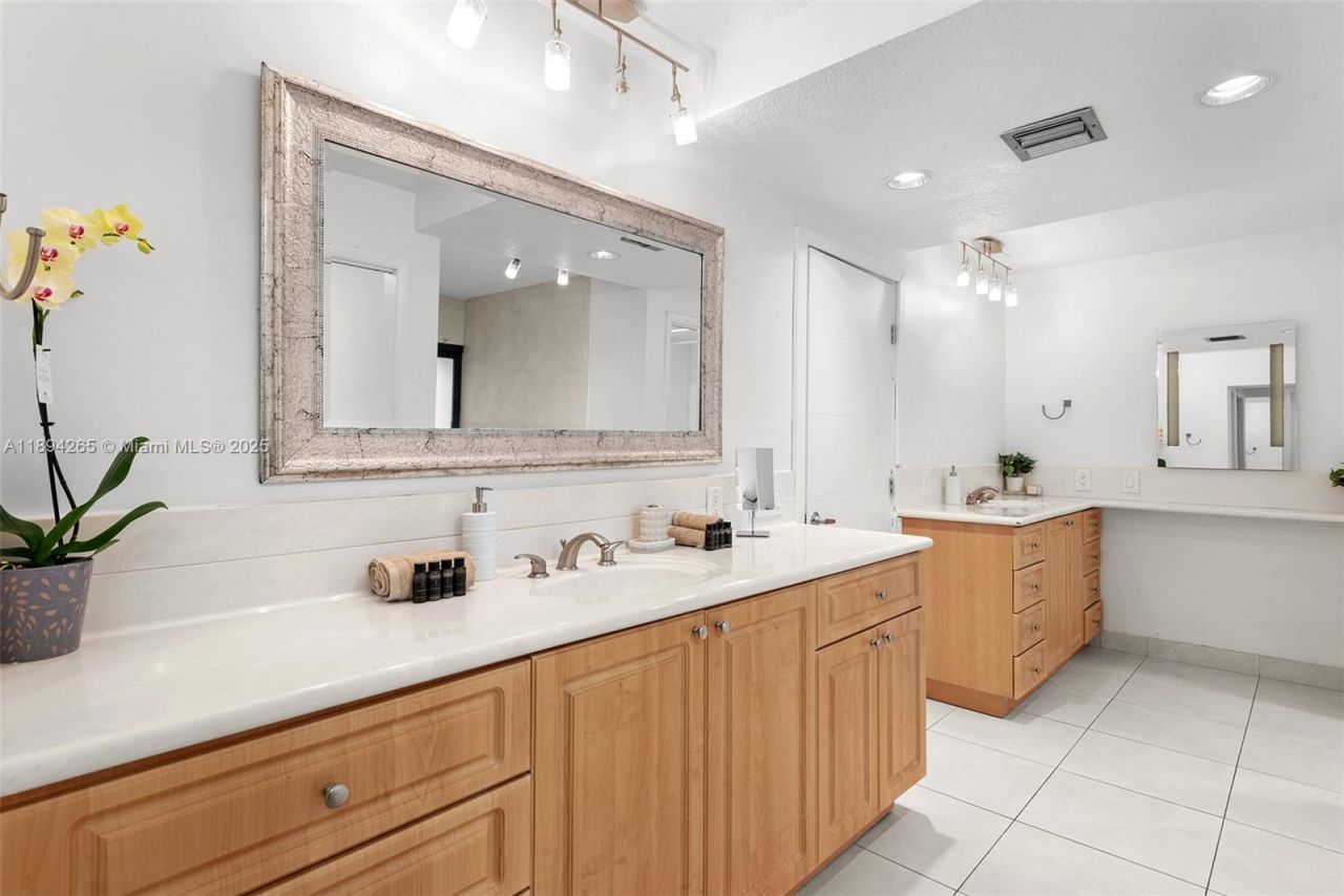 207 Holiday Dr, Hallandale Beach, FL 33009 Photo