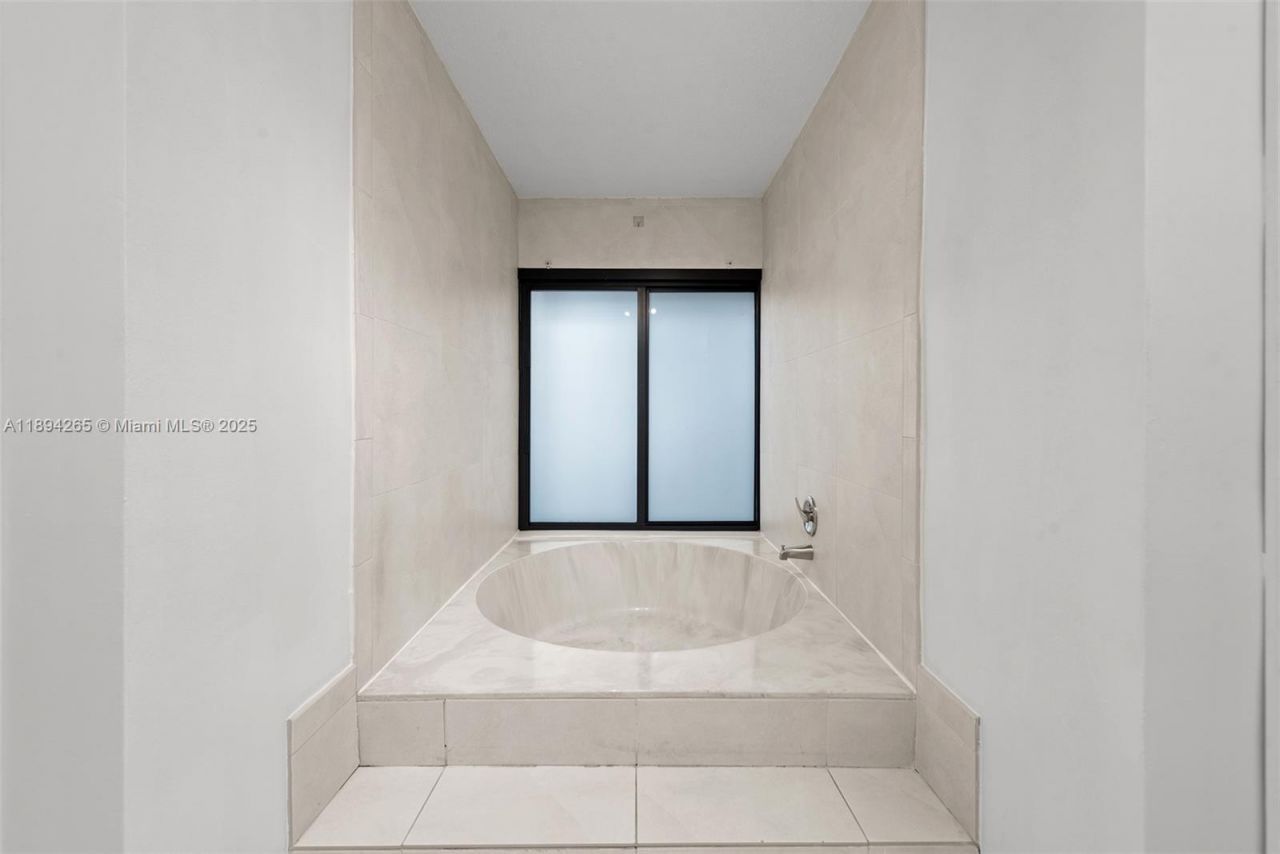 207 Holiday Dr, Hallandale Beach, FL 33009 Photo