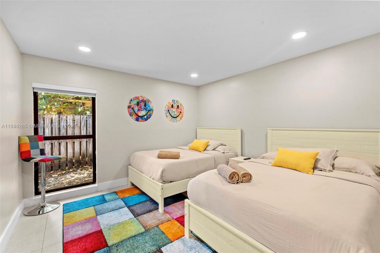 207 Holiday Dr, Hallandale Beach, FL 33009 Photo