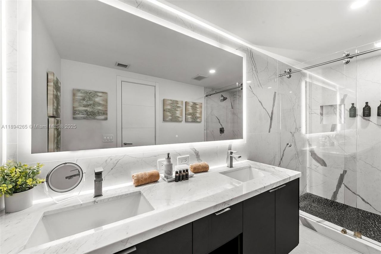 207 Holiday Dr, Hallandale Beach, FL 33009 Photo