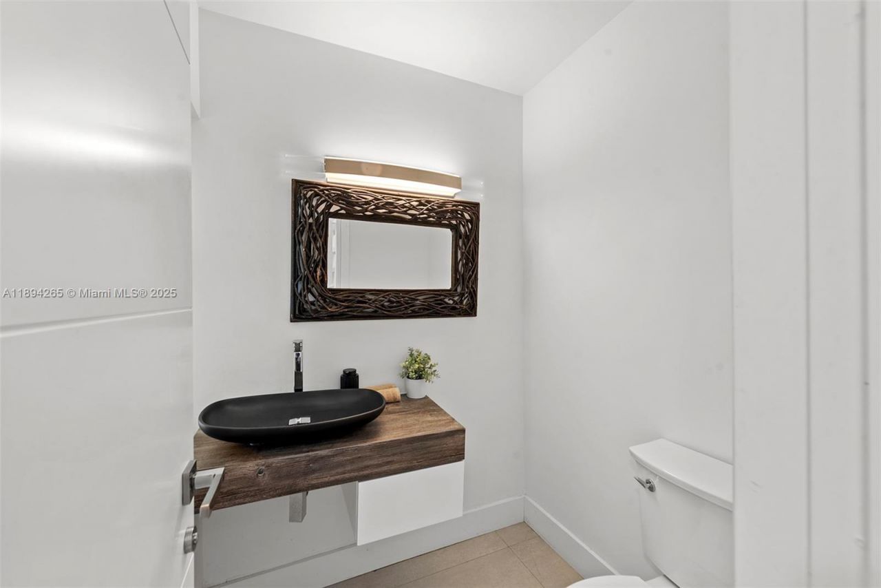 207 Holiday Dr, Hallandale Beach, FL 33009 Photo