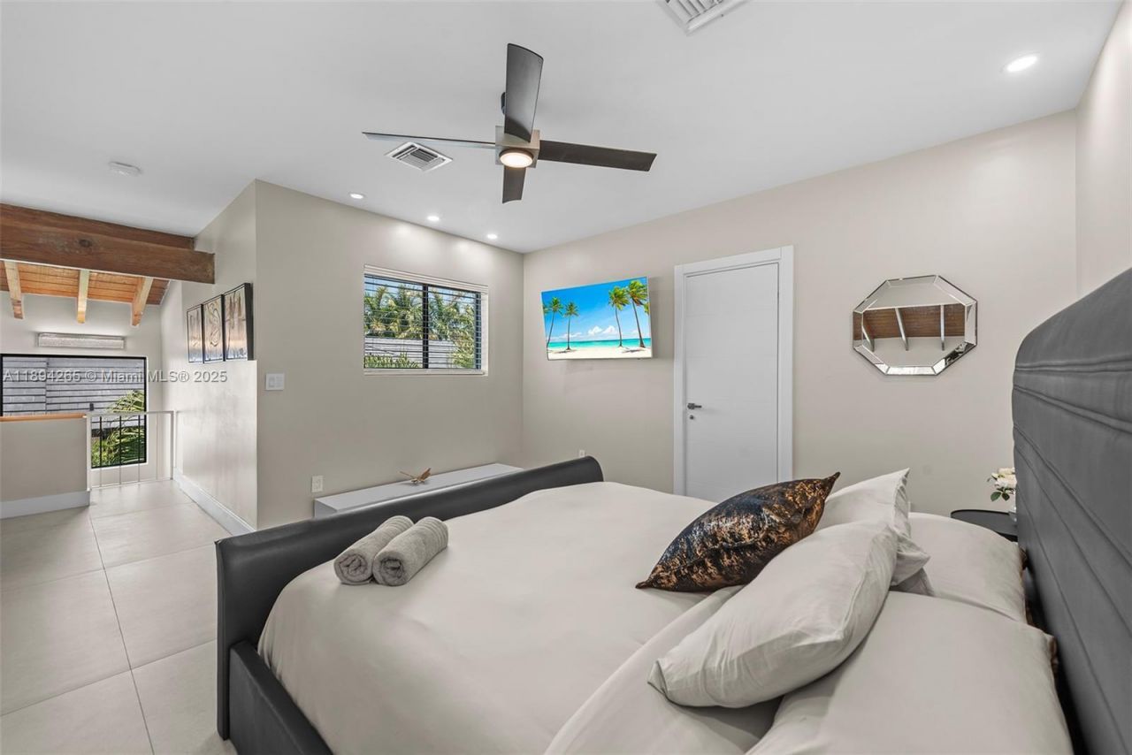 207 Holiday Dr, Hallandale Beach, FL 33009 Photo