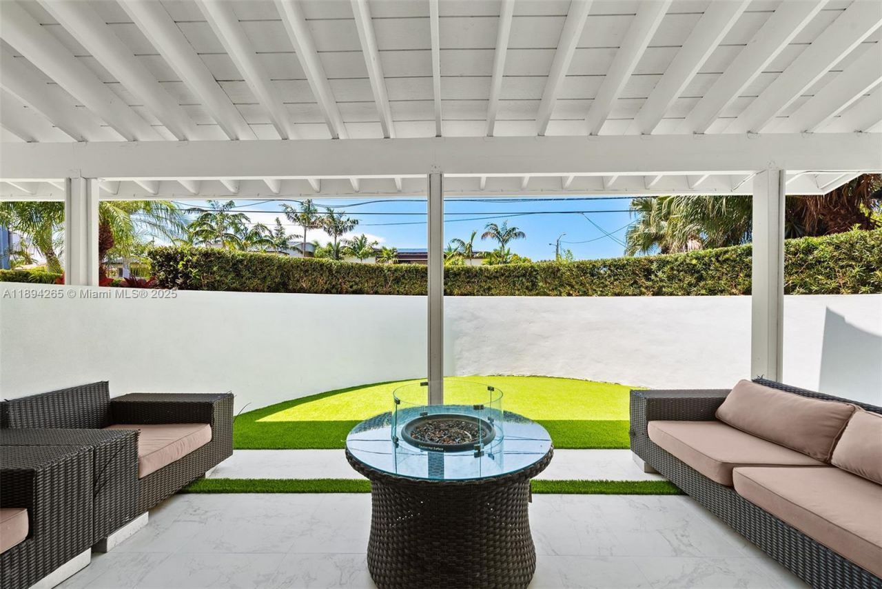 207 Holiday Dr, Hallandale Beach, FL 33009 Photo