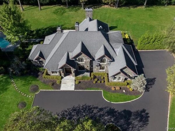 11 Victorian Lane, Brookville, NY 11545