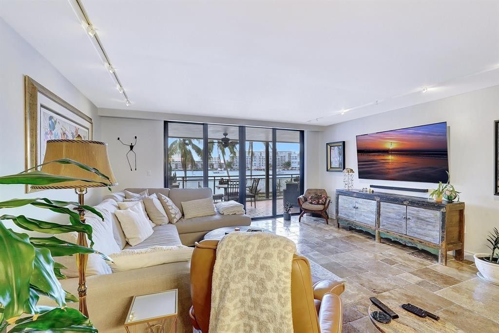 2300 Diana, Unit 203, Hallandale Beach, FL 33009 Photo