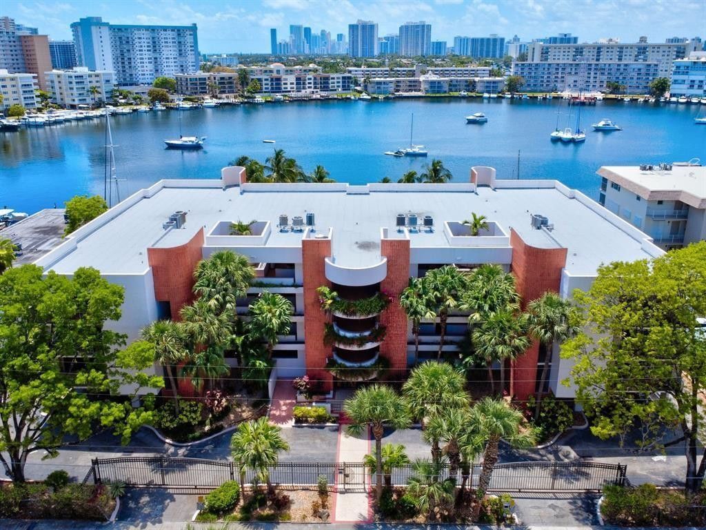 2300 Diana, Unit 203, Hallandale Beach, FL 33009 Photo