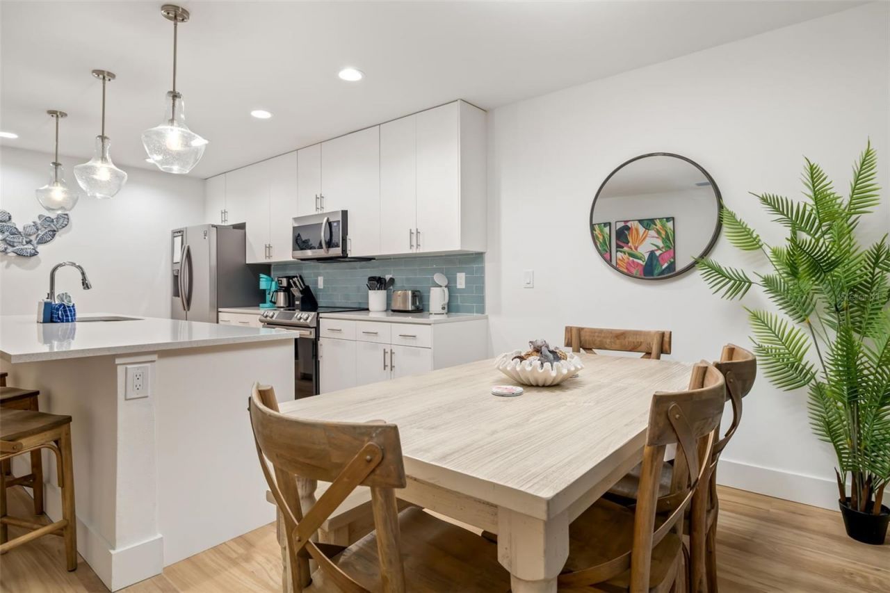 15305 1st Street E, Unit 201, Madeira Beach, FL 33708 Photo