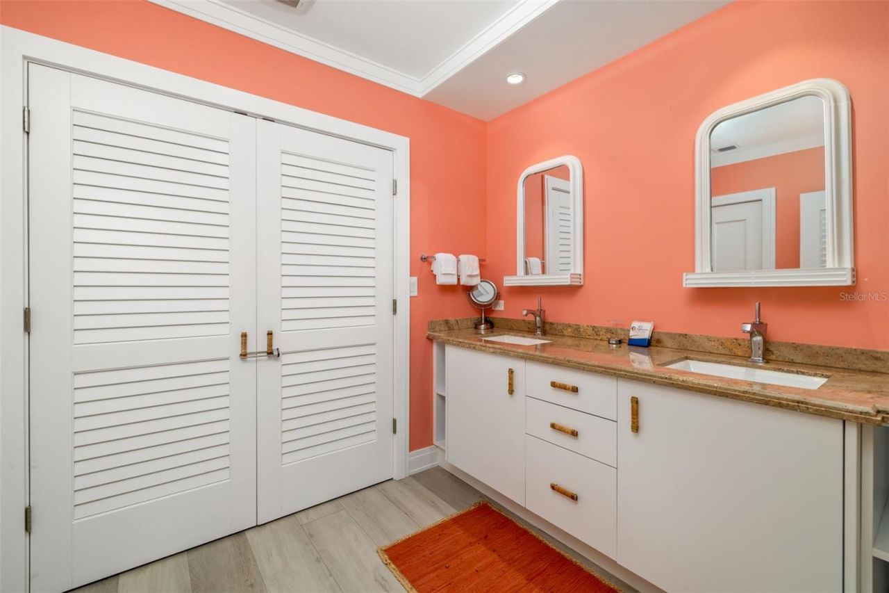 915 Seaside Drive, Unit 407, Sarasota, FL 34242 Photo