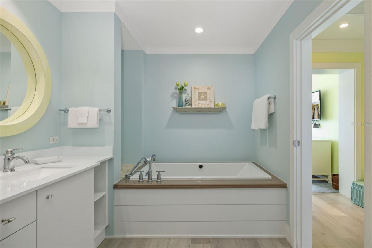 915 Seaside Drive, Unit 407, Sarasota, FL 34242 Photo