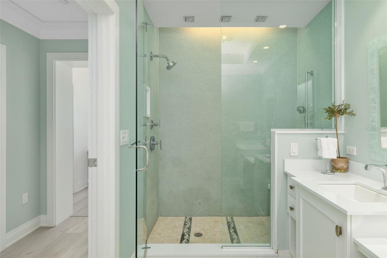 915 Seaside Drive, Unit 407, Sarasota, FL 34242 Photo