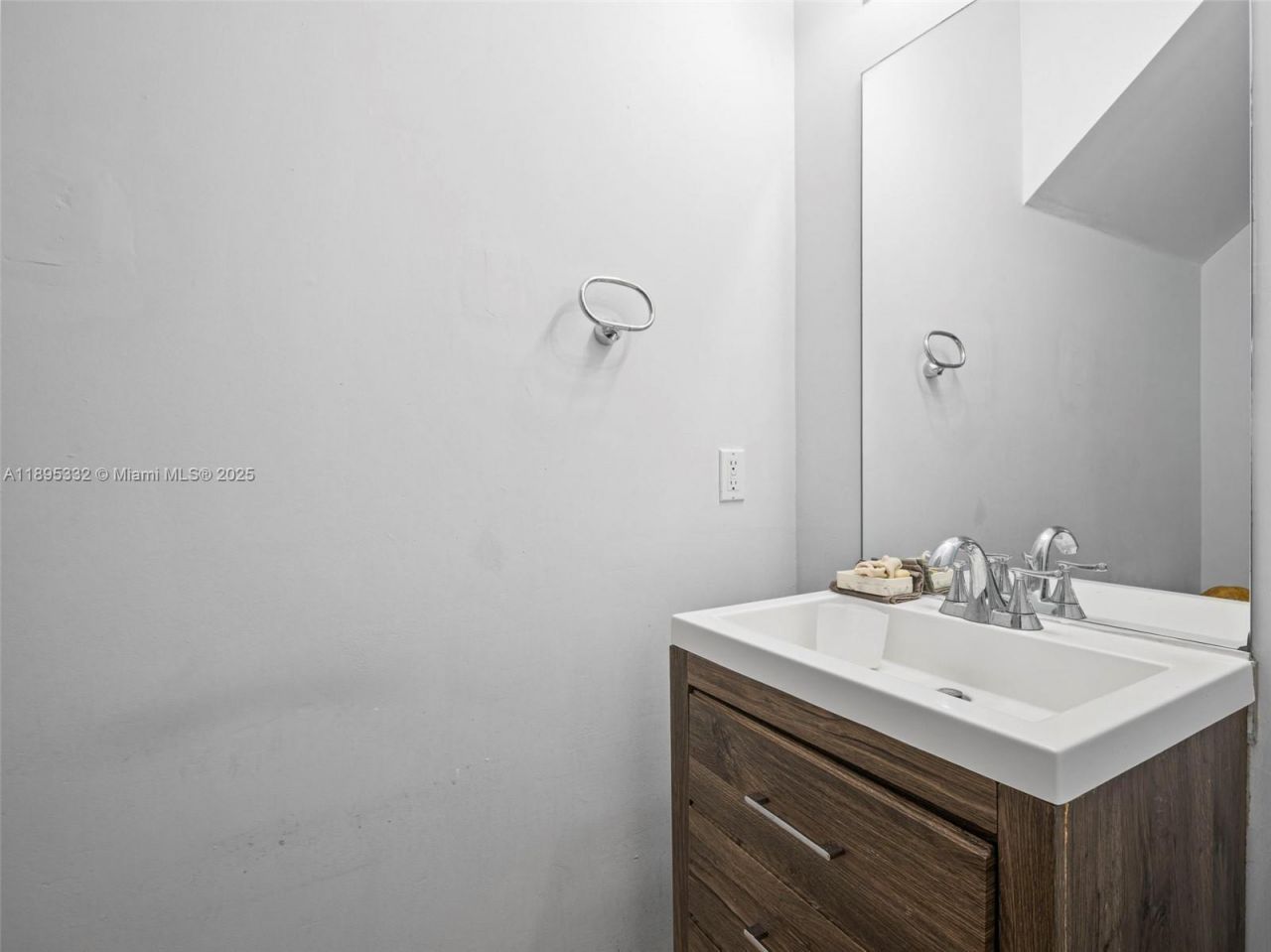 2104 NE 3rd Ct, Homestead, FL 33033 Photo