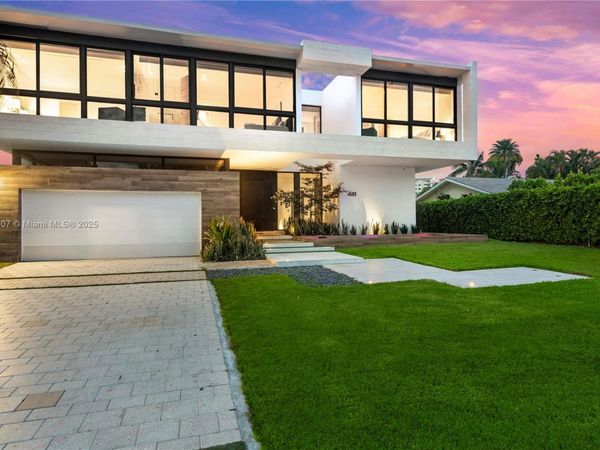 418 Sunset Dr, Hallandale Beach, FL 33009