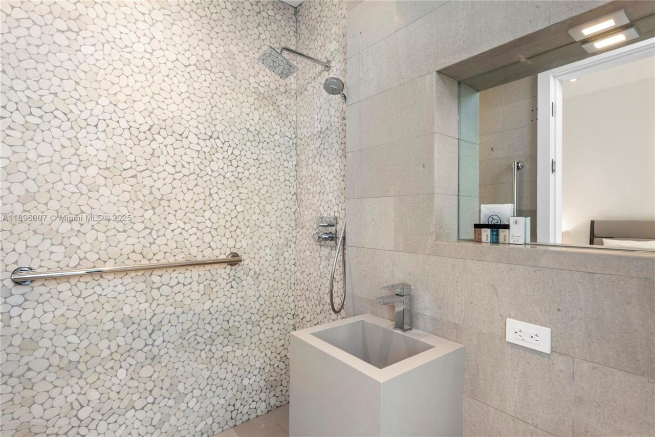 418 Sunset Dr, Hallandale Beach, FL 33009 Photo