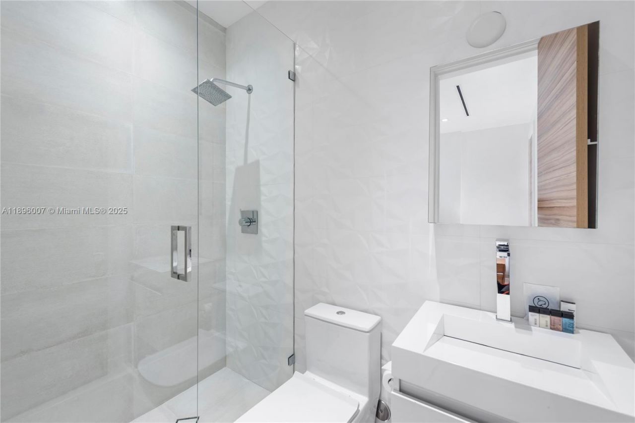 418 Sunset Dr, Hallandale Beach, FL 33009 Photo