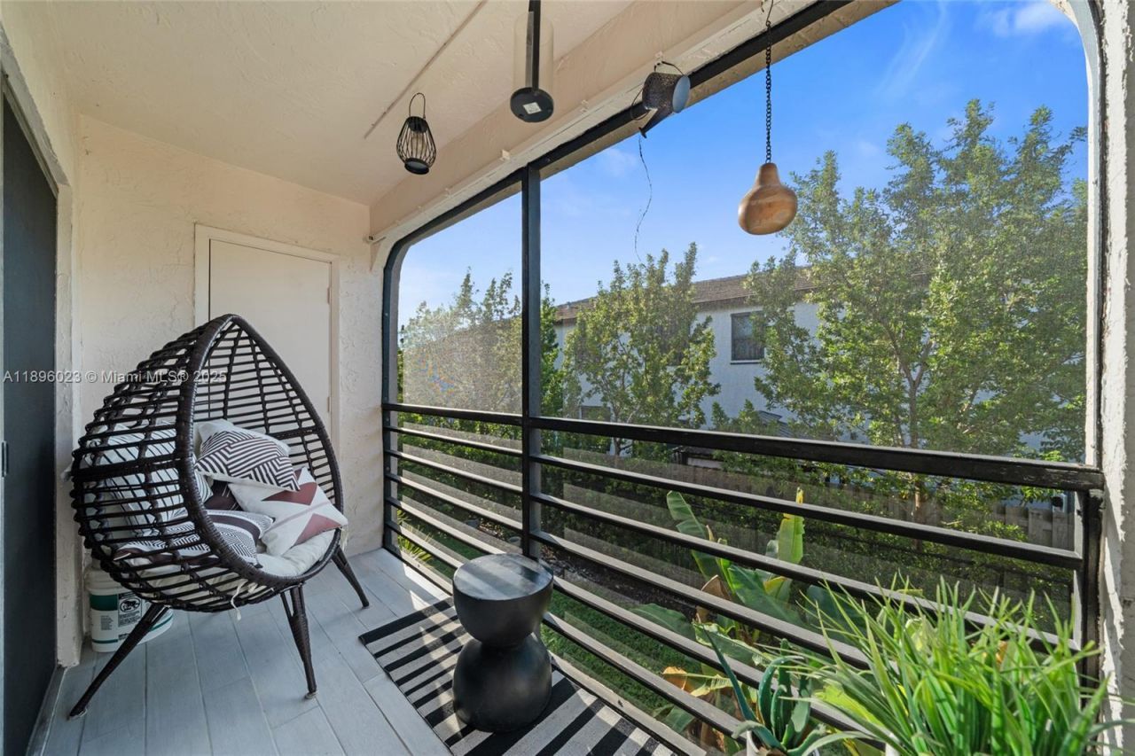 861 NE 207th Ln, Unit 202-14, Miami, FL 33179 Photo