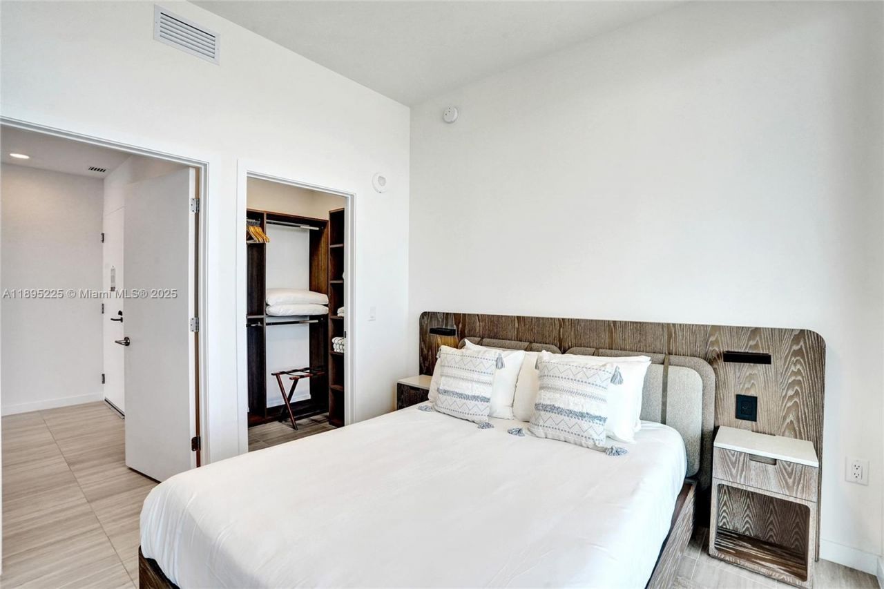 580 72nd Street, Unit 2102, Miami Beach, FL 33141 Photo