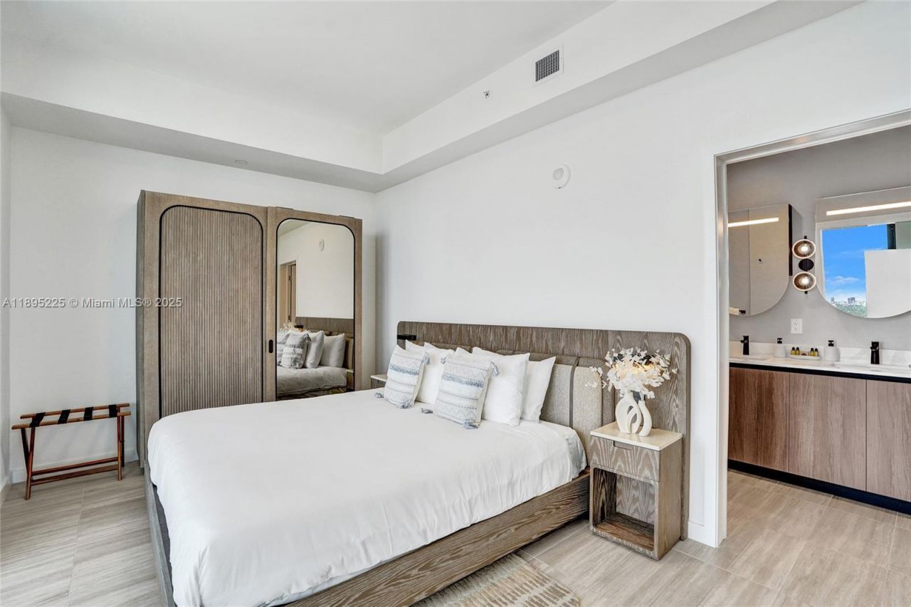 580 72nd Street, Unit 2102, Miami Beach, FL 33141 Photo