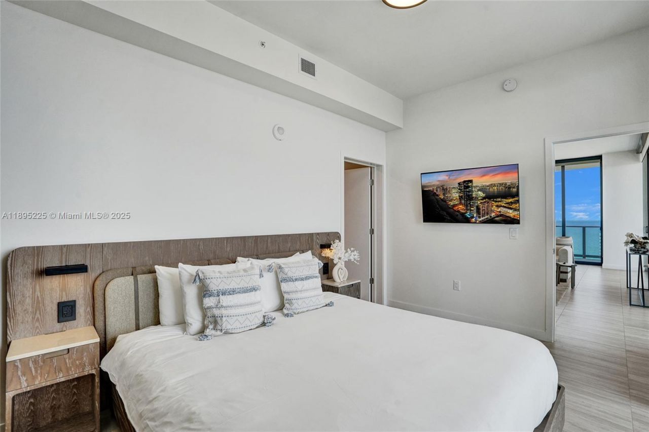 580 72nd Street, Unit 2102, Miami Beach, FL 33141 Photo