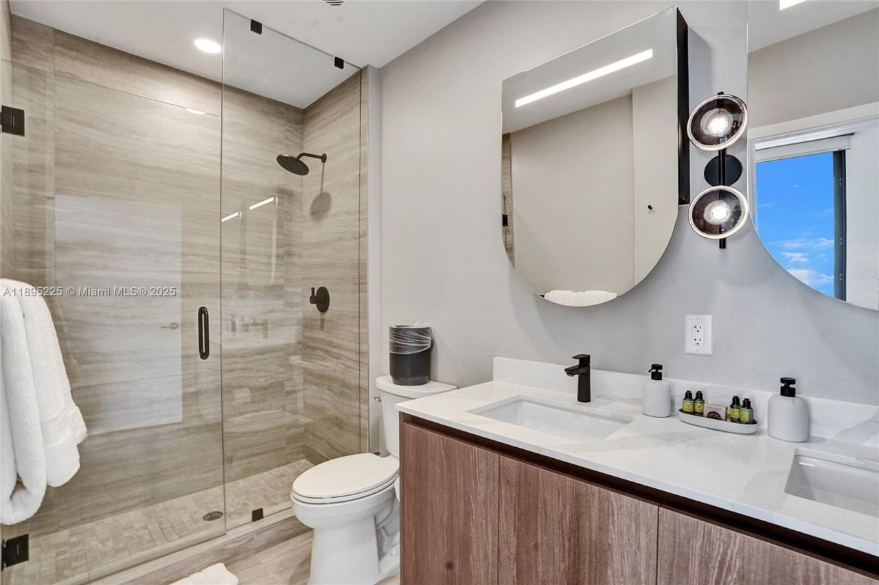 580 72nd Street, Unit 2102, Miami Beach, FL 33141 Photo