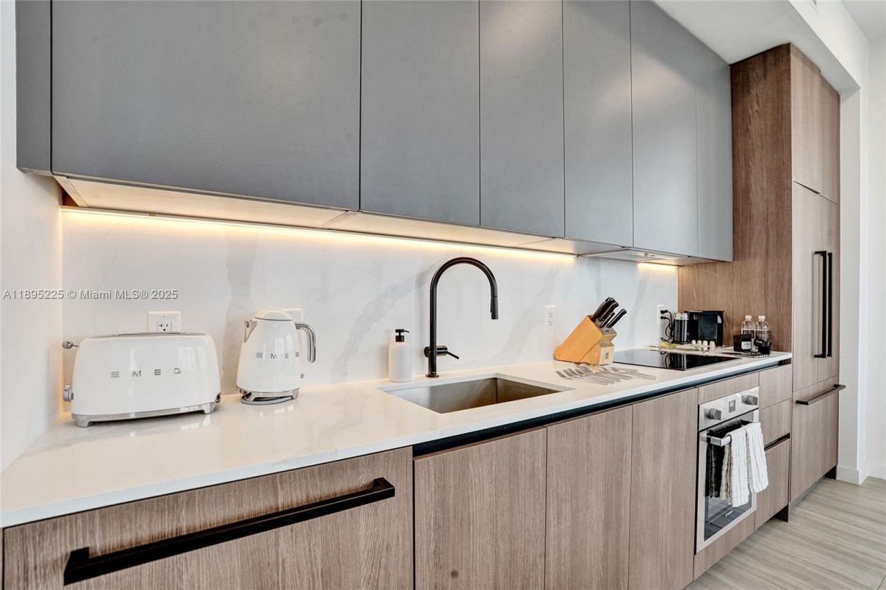 580 72nd Street, Unit 2102, Miami Beach, FL 33141 Photo