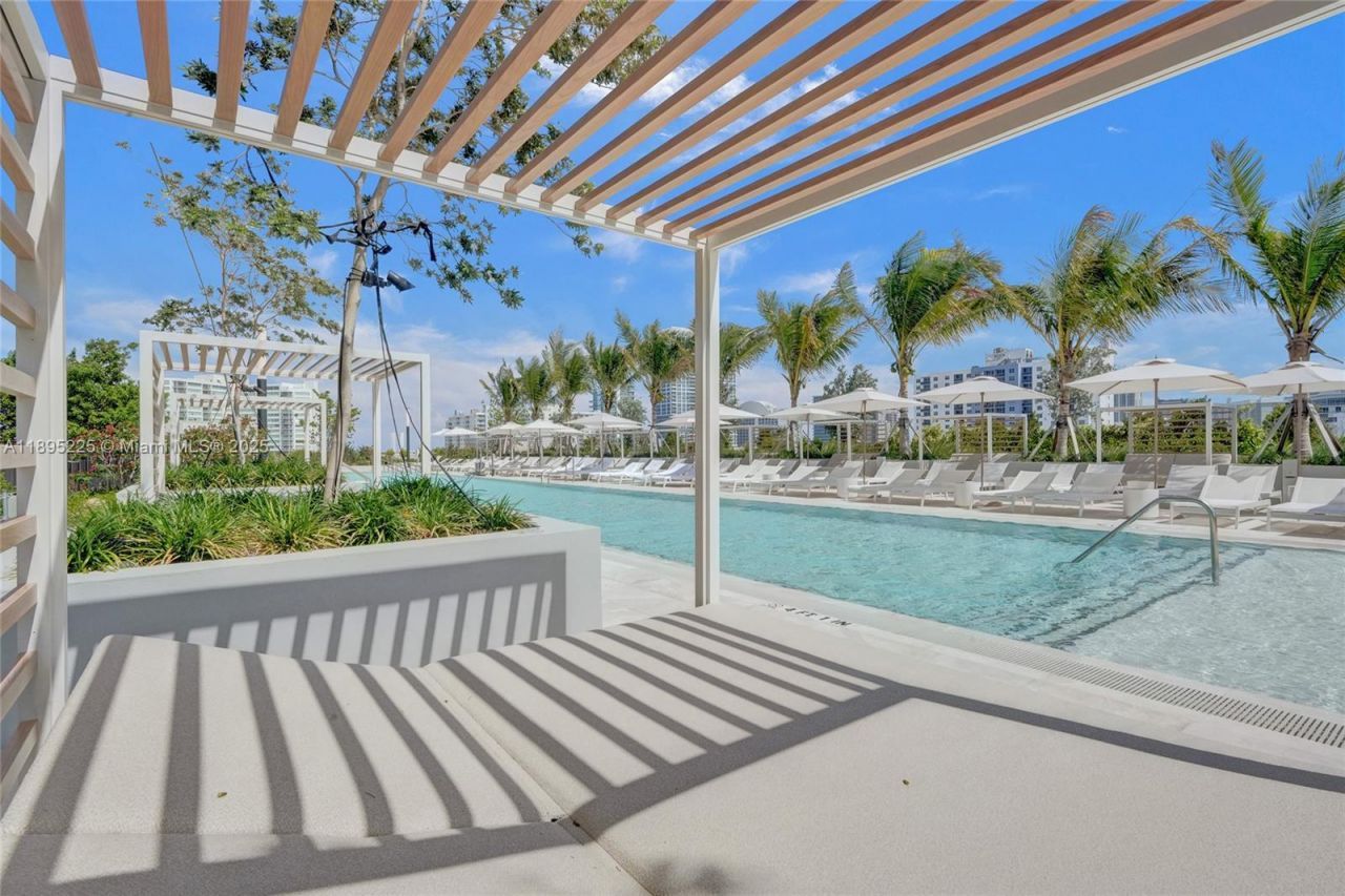 580 72nd Street, Unit 2102, Miami Beach, FL 33141 Photo