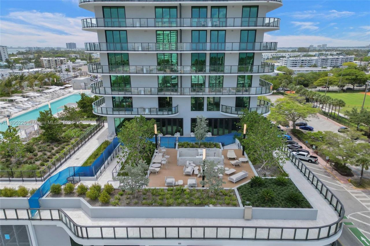 580 72nd Street, Unit 2102, Miami Beach, FL 33141 Photo