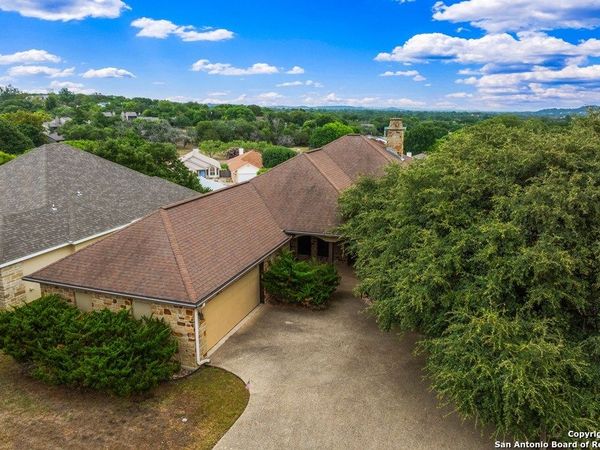 1705 N Valencia Dr., Kerrville, TX 78028
