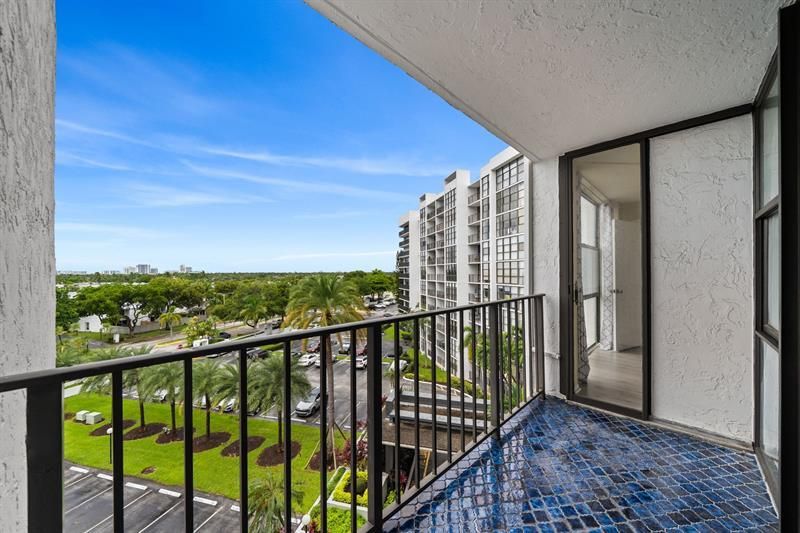 800 Parkview Drive, Unit 625, Hallandale Beach, FL 33009 Photo