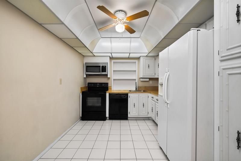 800 Parkview Drive, Unit 625, Hallandale Beach, FL 33009 Photo