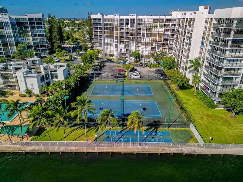 800 Parkview Drive, Unit 625, Hallandale Beach, FL 33009 Photo