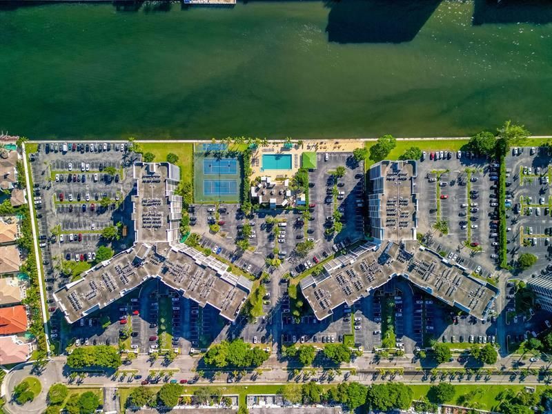 800 Parkview Drive, Unit 625, Hallandale Beach, FL 33009 Photo