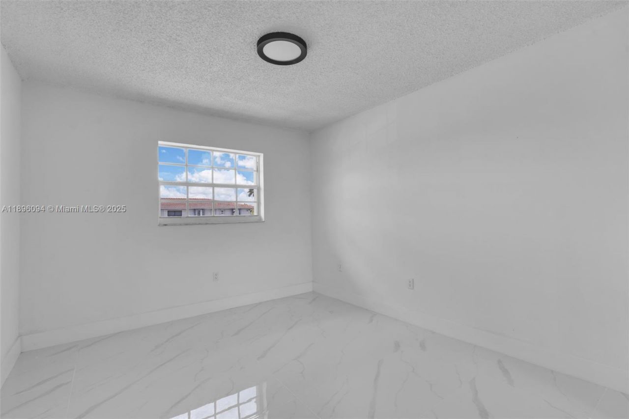 4050 NW 135th St, Unit 21-11, Opa Locka, FL 33054 Photo