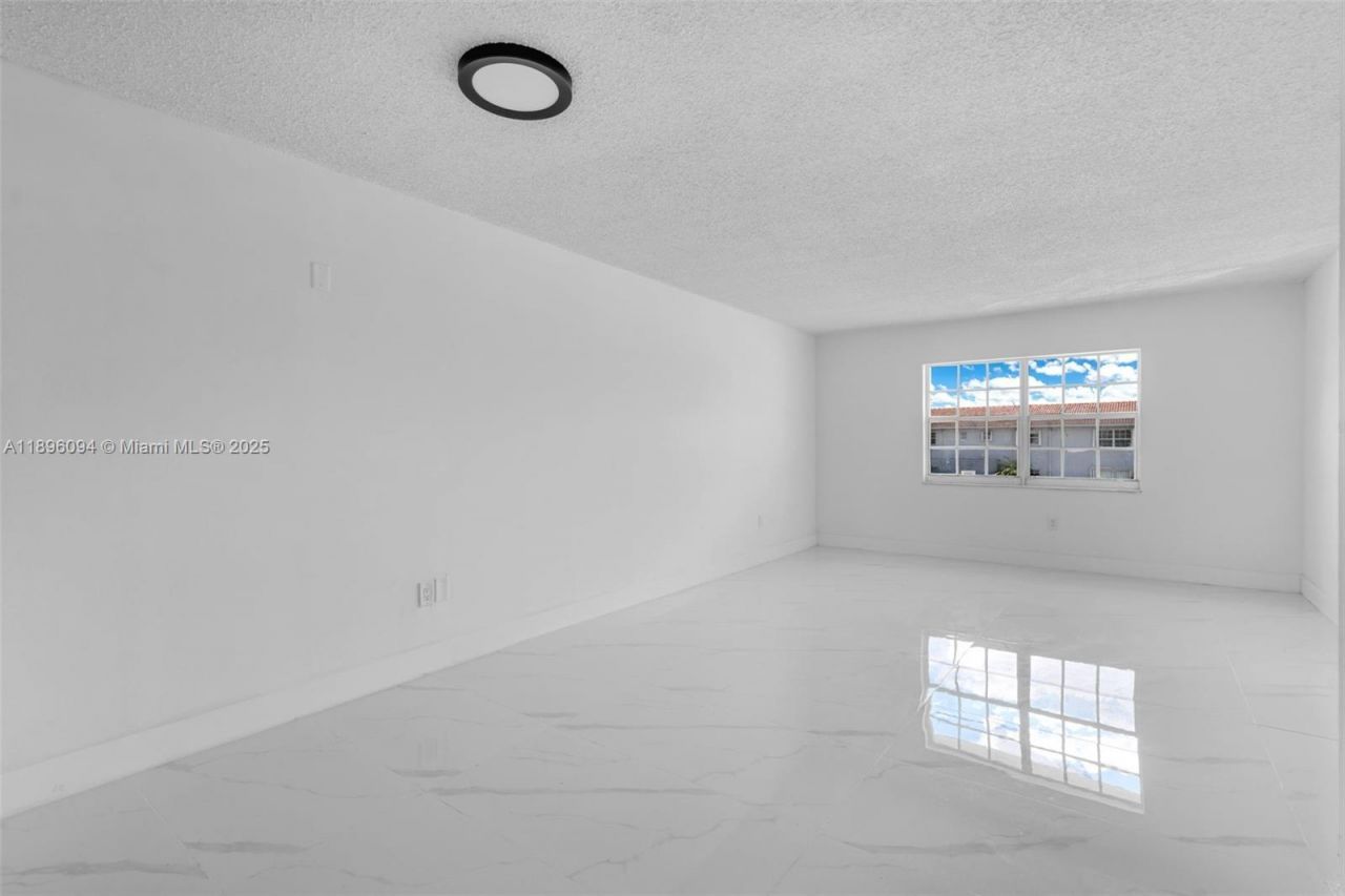 4050 NW 135th St, Unit 21-11, Opa Locka, FL 33054 Photo