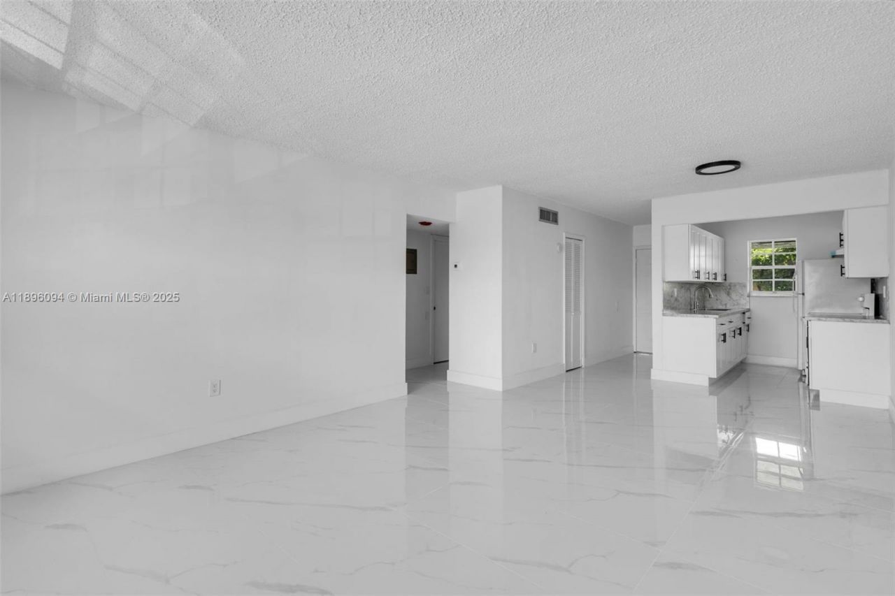 4050 NW 135th St, Unit 21-11, Opa Locka, FL 33054 Photo