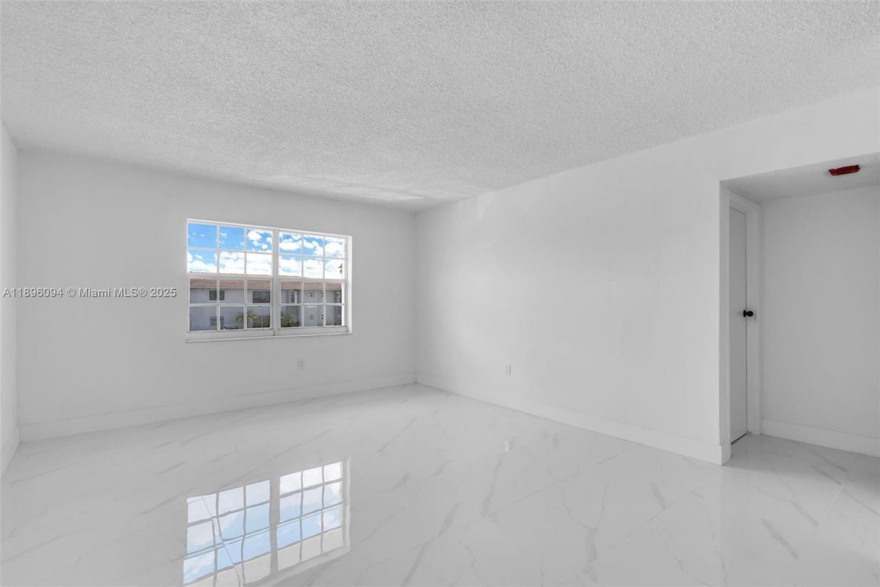 4050 NW 135th St, Unit 21-11, Opa Locka, FL 33054 Photo