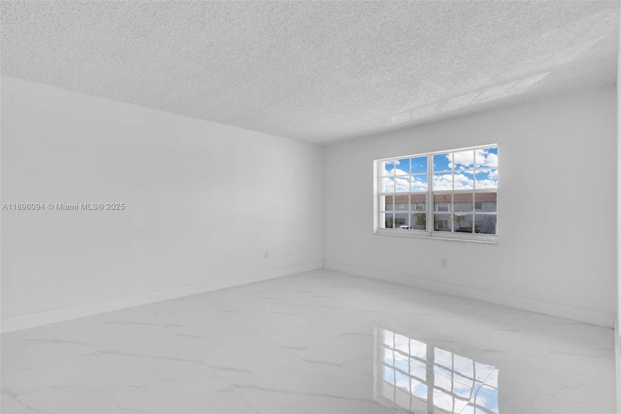 4050 NW 135th St, Unit 21-11, Opa Locka, FL 33054 Photo