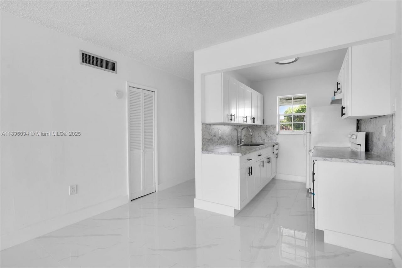 4050 NW 135th St, Unit 21-11, Opa Locka, FL 33054 Photo
